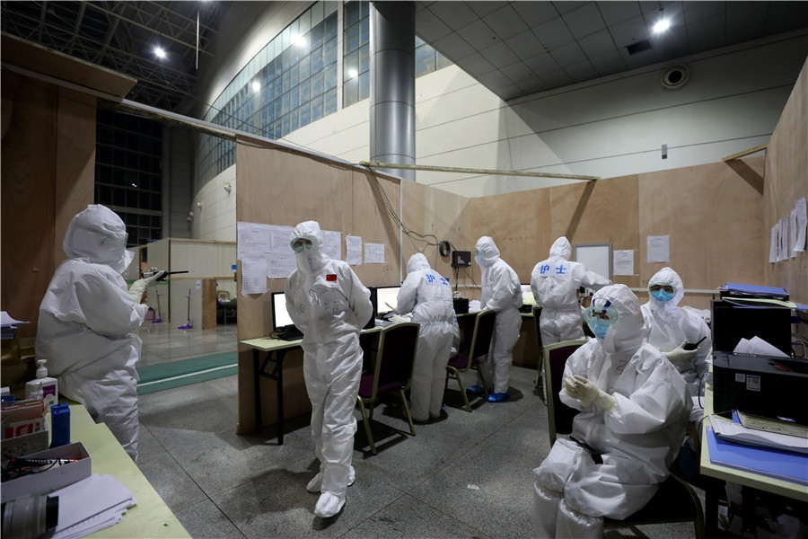 Tazi Lake là một trong số các bệnh viện dã chiến được xây dựng ở Vũ Hán, tỉnh Hồ Bắc, nhằm phục vụ công tác cách ly và điều trị bện nhân nhiễm virus corona. Các bệnh nhân nhiễm virus corona với triệu chứng nhẹ bắt đầu được đưa vào chăm sóc tại bệnh viện dã chiến Tazi Lake từ ngày 12/2. Trong ảnh, nhóm y bác sĩ trong ca trực ở bệnh viện dã chiến Tazi Lake. Ảnh: China Daily.