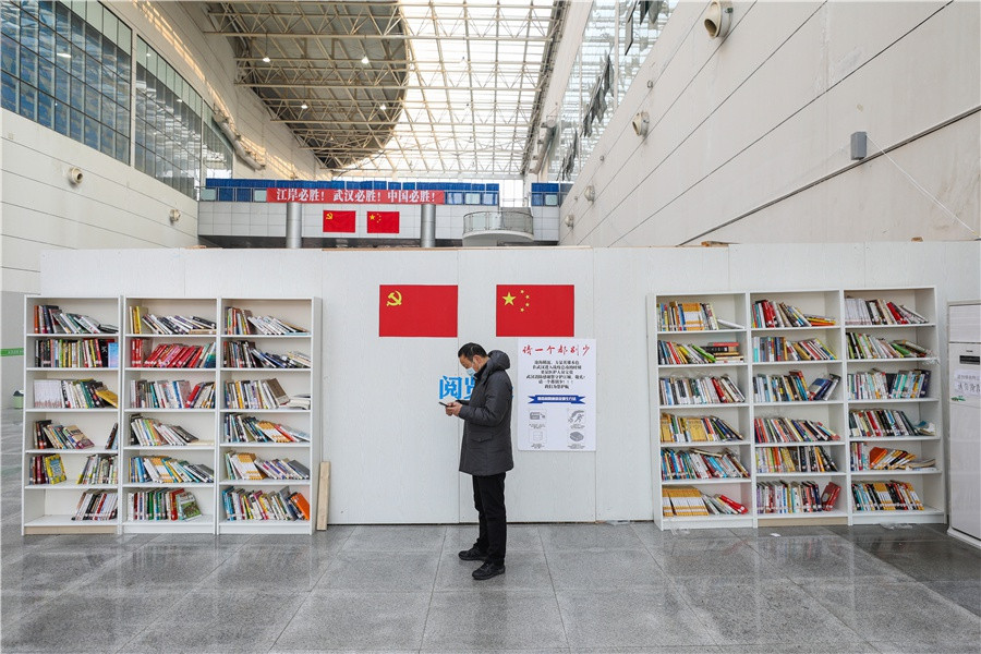 Bệnh viện dã chiến Tazi Lake có một thư viện nhỏ với hàng trăm đầu sách phục vụ nhu cầu của các bệnh nhân. Ảnh: China Daily.