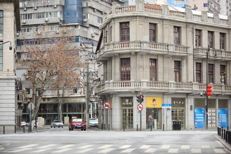 Những ngày này, thanh tra y tế cũng đến từng nhà dân ở Vũ Hán để sớm phát hiện trường hợp nhiễm bệnh. Ảnh: Reuters.