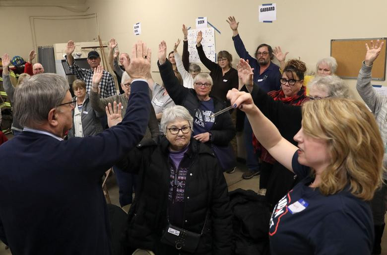 Các cử tri tham gia cuộc họp kín ở Kellogg.