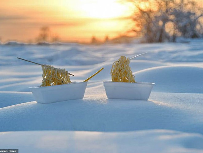 Bát mì buổi trưa cũng đóng băng dưới ánh mặt trời, chắc là sẽ khó ăn ở ngoài trời trong điều kiện thời tiết như vậy.