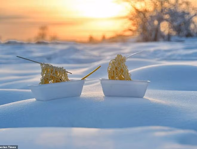 Bát mì buổi trưa cũng đóng băng dưới ánh mặt trời, chắc là sẽ khó ăn ở ngoài trời trong điều kiện thời tiết như vậy.