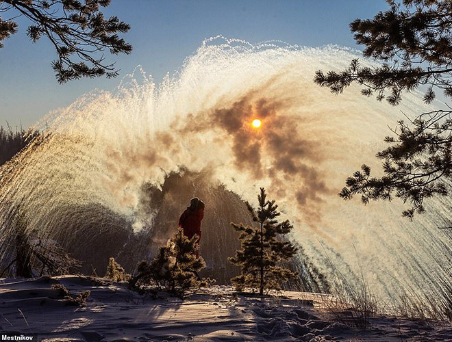 Hất nước nóng vào không khí, bạn có thể quan sát hiện tượng “pháo hoa băng” độc đáo ở Siberia.