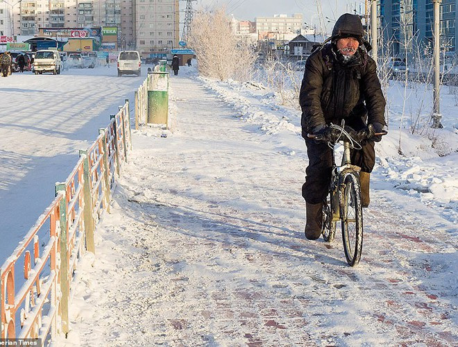 Dù như vậy thì công việc và sinh hoạt thường ngày vẫn diễn ra. Đặc biệt, bất kể trời lạnh đến mức nào, người dân ở Siberia vẫn bơi trong băng để tận hưởng mùa đông vì họ cho rằng điều đó rất cần thiết cho sức khỏe. *) Title do Kiến Thức biên tập lại
