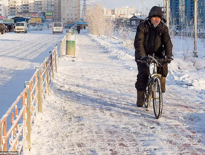 Dù như vậy thì công việc và sinh hoạt thường ngày vẫn diễn ra. Đặc biệt, bất kể trời lạnh đến mức nào, người dân ở Siberia vẫn bơi trong băng để tận hưởng mùa đông vì họ cho rằng điều đó rất cần thiết cho sức khỏe. *) Title do Kiến Thức biên tập lại