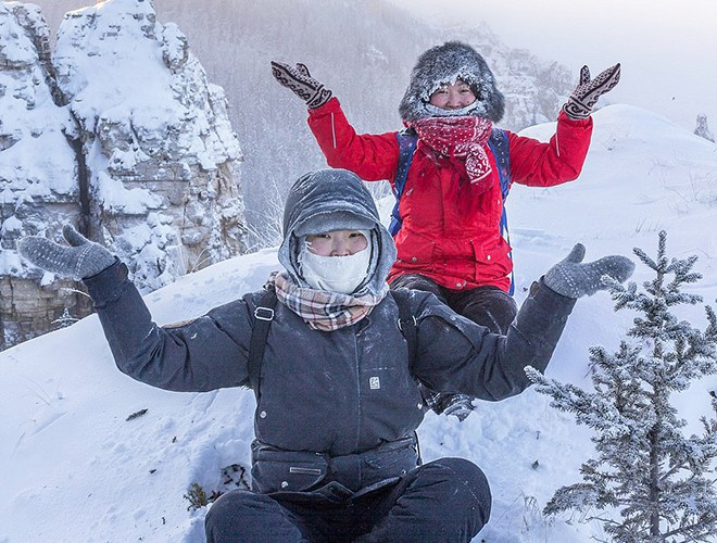 Nhưng học sinh cấp hai vẫn đến lớp như thường trong điều kiện nhiệt độ đó, báo The Siberian Times cho biết. 