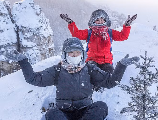 Nhưng học sinh cấp hai vẫn đến lớp như thường trong điều kiện nhiệt độ đó, báo The Siberian Times cho biết. 