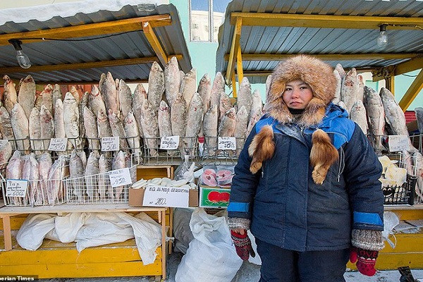 Một chợ cá ở Yakutsk vẫn hoạt động bình thường dù nhiệt độ xuống rất thấp.