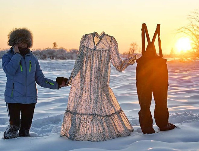 Giáo viên Galina Davydova ở Yakutia, vùng viễn đông lạnh nhất thế giới đã cho thấy quần áo còn ướt nhưng để ở ngoài trời chừng vài phút là đóng băng.