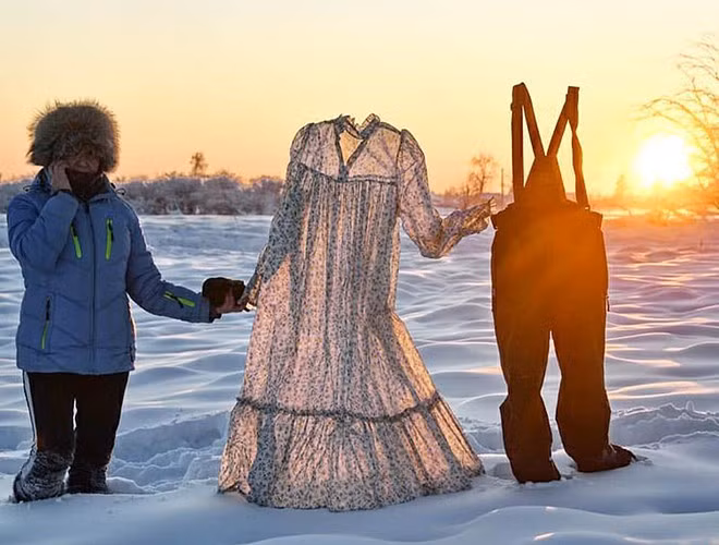Giáo viên Galina Davydova ở Yakutia, vùng viễn đông lạnh nhất thế giới đã cho thấy quần áo còn ướt nhưng để ở ngoài trời chừng vài phút là đóng băng.