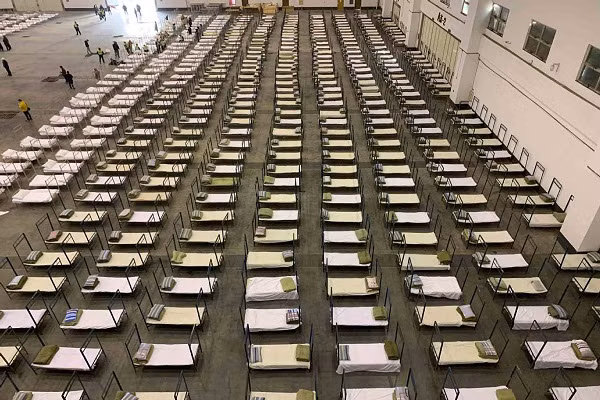 Với tốc độ xây dựng nhanh chóng, bệnh viện tại trung tâm hội nghị Wuhan Parlor với khả năng tiếp nhận 2.000 bệnh nhân là cơ sở đầu tiên đi vào hoạt động từ tối 4/2.