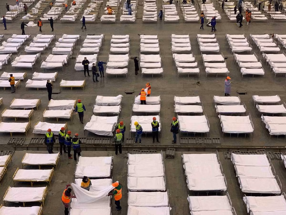 Khi các bệnh nhân có triệu chứng nặng hơn, họ sẽ được đưa tới bệnh viện Jinyintan - một trong những bệnh viện được chỉ định tiếp nhận bệnh nhân nhiễm virus corona trong thành phố.