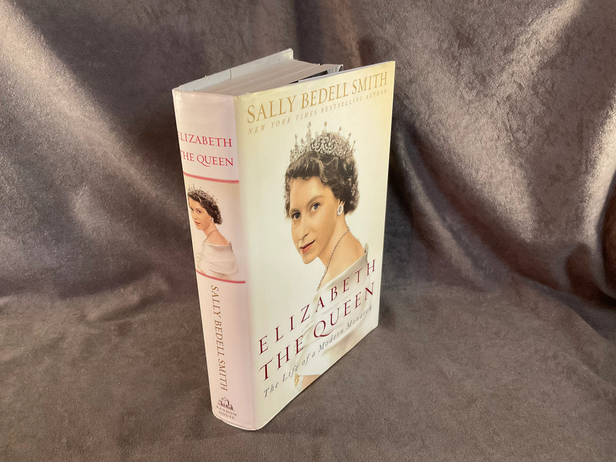 "Elizabeth ­The Queen – The life of modern monarch" (tạm dịch: Nữ hoàng Elizabeth – cuộc đời của một quân chủ hiện đại), tác giả Sally Bedell Smith đem đến cho người đọc góc nhìn về cuộc đời bình dị của Nữ hoàng Anh Elizabeth II khi còn phải đảm đương vai trò của một người mẹ. Ảnh: Upenn.