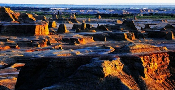 Moguicheng là thành phố ở Tân Cương, Trung Quốc. Nhiều người cho biết, họ đã trải qua những chuyện rất kỳ lạ tại vùng đất này, như nghe thấy tiếng hổ gầm, trẻ con khóc, voi rống… Tuy nhiên, họ không thể tìm ra âm thanh đó từ đâu phát ra. Một giả thuyết cho rằng, chỉ có "ma quỷ" mới làm ra được những điều này.