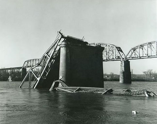 Point Pleasant là một xã thuộc bang Illinois, Mỹ được biết tới bởi sinh vật Mothman. Theo đó, sinh vật lạ được mô tả như người ngoài hành tinh với đôi mắt đỏ quạch, cánh tay kéo lê dưới đất, cao hơn 2m được cho là liên quan tới vụ sập cầu khiến 46 người chết.