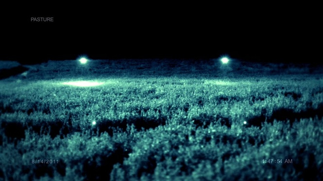 Trang trại Skinwalker ở bang Utah, Mỹ. Với hàng loạt những hiện tượng huyền bí xảy ra suốt nhiều thập kỷ, nơi đây đã được nhiều người đặt cho tên gọi “nơi kỳ lạ nhất trái đất”. Ảnh: Những đốm sáng kỳ lạ thường xuyên xuất hiện quanh trang trại gây hoang mang xen lẫn hiếu kỳ. Ảnh: NYTimes.