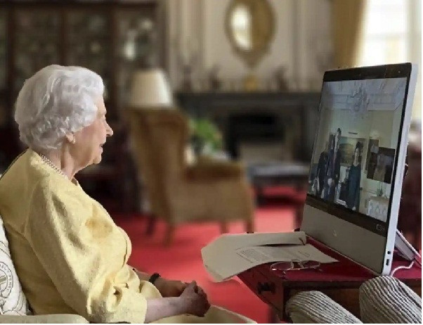 8. Người phụ nữ hiện đại Nữ hoàng có một kênh Youtube riêng, một trang Facebook thậm chí cả một tài khoản Twitter. Elizabeth II vẫn thường xuyên liên lạc với con cháu bằng tin nhắn của công nghệ. Trong ảnh, Nữ hoàng gặp Đại sứ Thụy Sĩ Markus Leitner và vợ Nicole Leitner qua cuộc gọi video. Ảnh: AP.