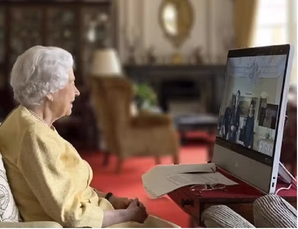 8. Người phụ nữ hiện đại Nữ hoàng có một kênh Youtube riêng, một trang Facebook thậm chí cả một tài khoản Twitter. Elizabeth II vẫn thường xuyên liên lạc với con cháu bằng tin nhắn của công nghệ. Trong ảnh, Nữ hoàng gặp Đại sứ Thụy Sĩ Markus Leitner và vợ Nicole Leitner qua cuộc gọi video. Ảnh: AP.