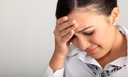 Di mua thuoc cho con phat hien chong xem bong trong nha nghi