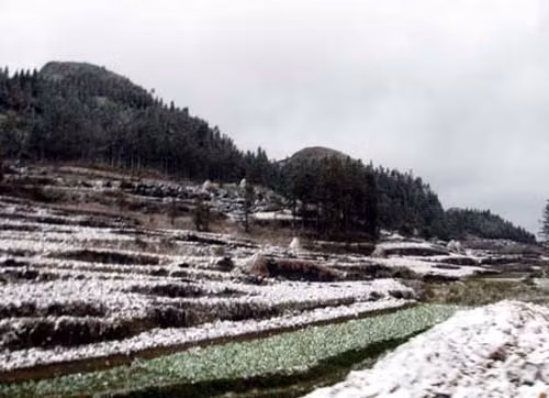 Ngoài ra bạn có thể đến xã Lũng Táo, Phó Bảng, Lũng Cú, Tả Lủng, Thài Phìn Tủng… (huyện Đồng Văn), hay Cán Chứ Phìn, Giàng Chứ Phìn, Thương Phùng, Xín Cái… (huyện Mèo Vạc) để ngắm nhìn tuyết rơi và băng giá. Ảnh: Báo Hà Giang.