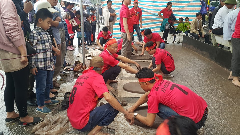 Mỗi quả pháo trung bình có hai pháo thủ góp sức hình thành.