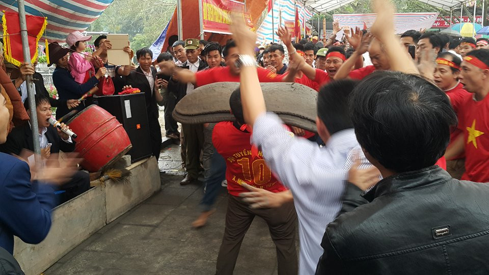 Để reo pháo, pháo thủ phải đứng trong tư thế vững chãi.