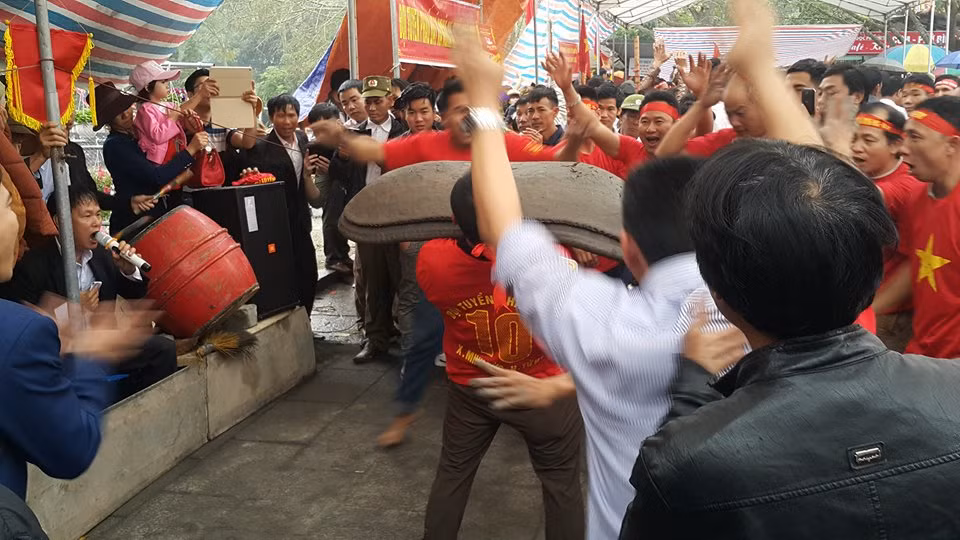 Để reo pháo, pháo thủ phải đứng trong tư thế vững chãi.