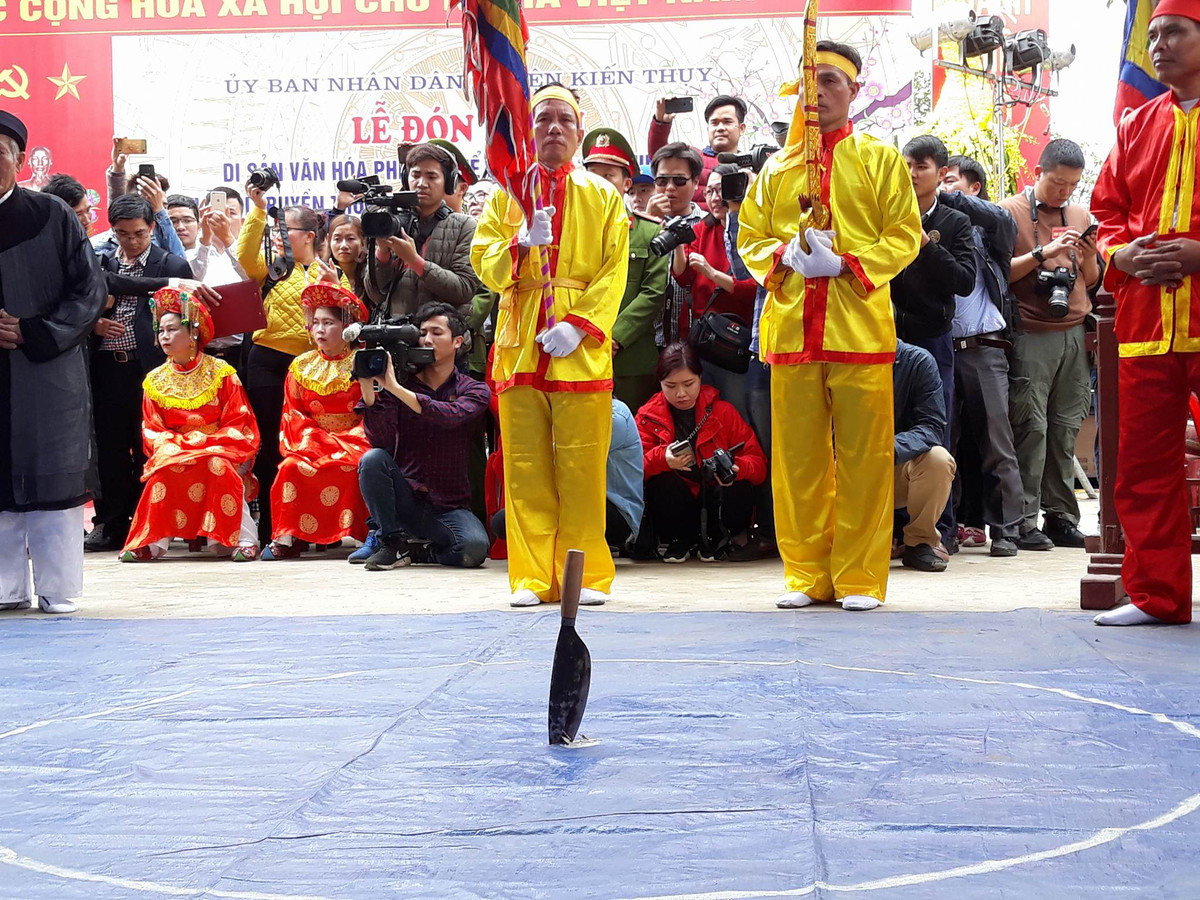 ...Ở trong việc thi hành pháp luật, sẽ được thánh đức xét soi. Nếu người nào chứa chấp của gian tà, bao che kẻ trộm cắp, thần linh sẽ điều tra xét hỏi, công tư rõ ràng, lấy quyền hành chính trực chiếu theo luật thề mà trị tội. Khi đã rõ ràng cứ việc thi hành, đừng bảo rằng là tệ ác!", lời thề vang lên.