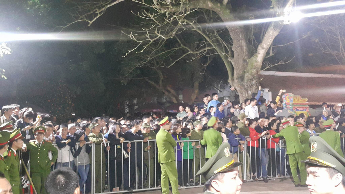 Du khách ken đặc đứng xung quanh tường rào.