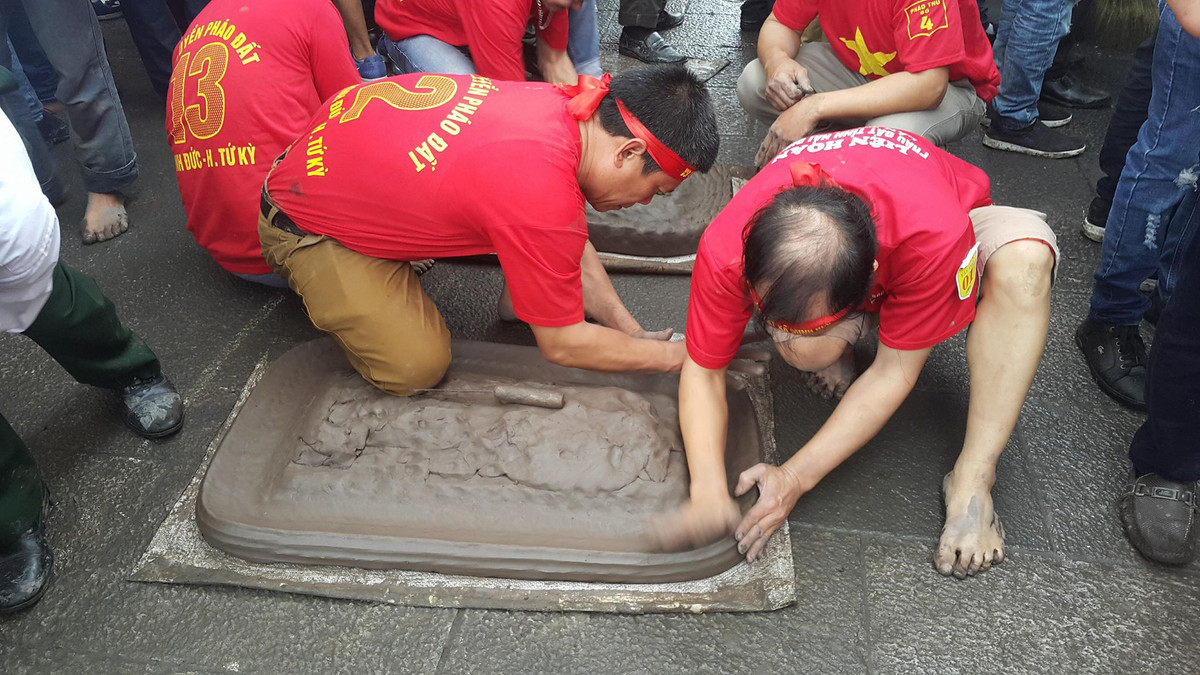 Khâu làm manh hay (viền mép pháo) cũng rất công phu. Pháo thủ dùng khăn vải thấm nước, rồi vắt khô để lau mép pháo, dùng hai tay bấm manh pháo cho đều.