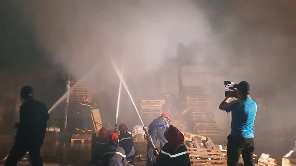 Hai Phong: Chay xuong go ngun ngut sat cay xang va khu dan cu