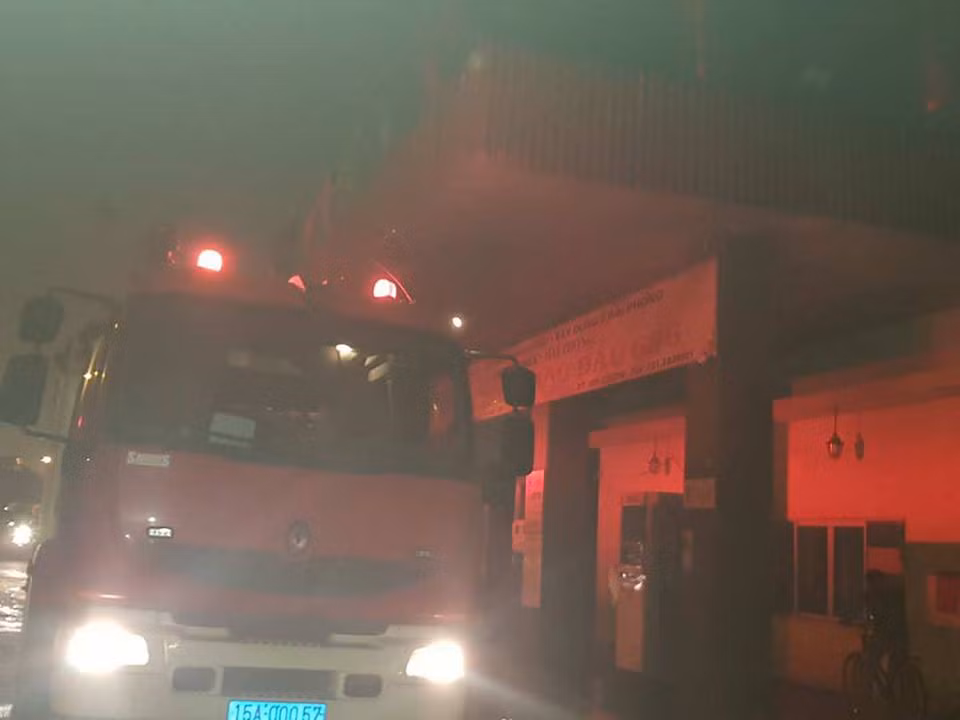 Hai Phong: Chay xuong go ngun ngut sat cay xang va khu dan cu-Hinh-2