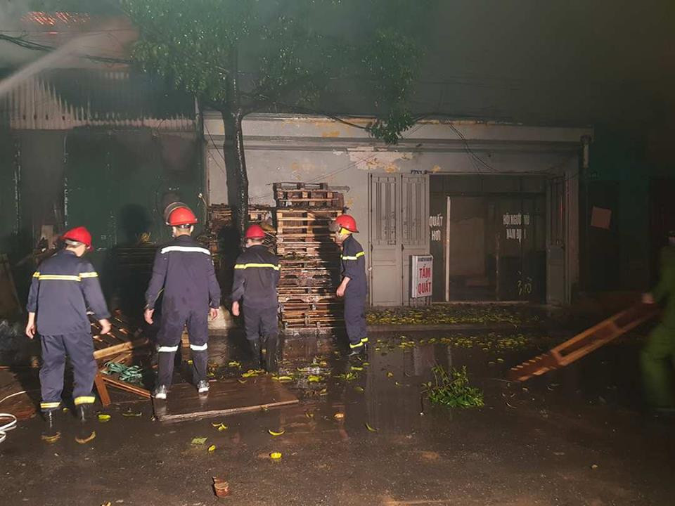 Hai Phong: Chay xuong go ngun ngut sat cay xang va khu dan cu-Hinh-3