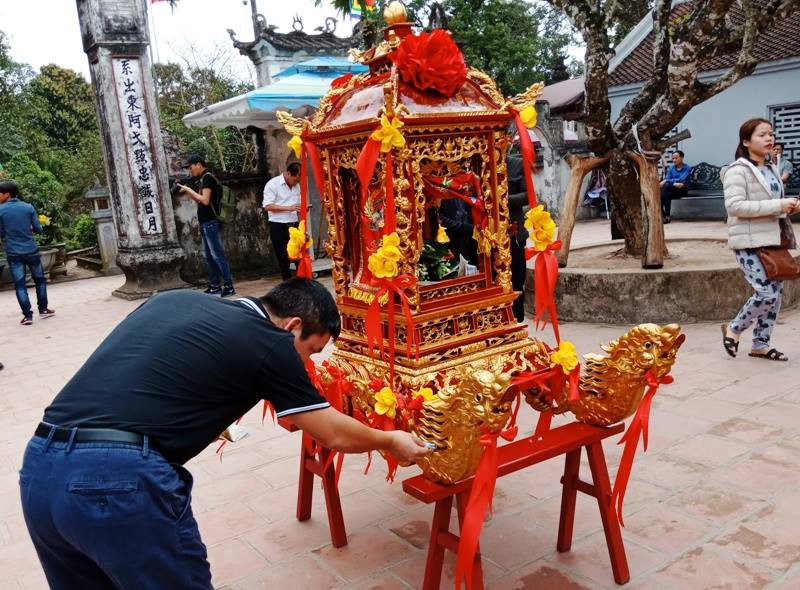 Người dân nhét tiền vào kiệu.