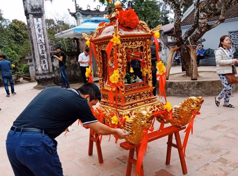 Người dân nhét tiền vào kiệu.