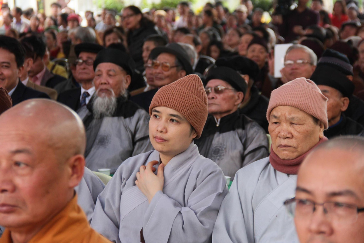 Đông đảo người dân về dự hội.