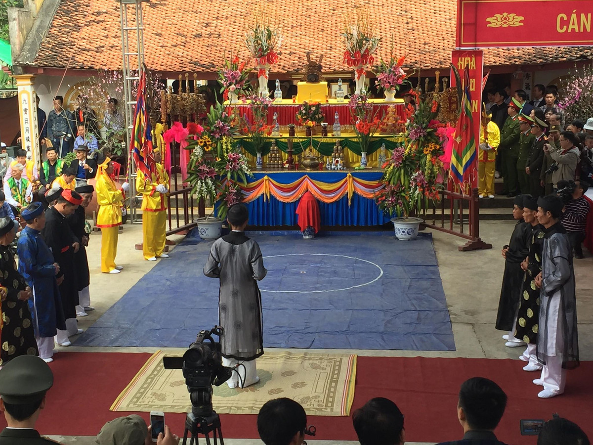 Sáng nay (1/3), tại thôn Hòa Liễu (xã Thuận Thiên, huyện Kiến Thụy, Hải Phòng) đã khai hội Minh Thề - hội thề không tham nhũng. Năm nay, tiếp tục là ông Phạm Văn Cường, 40 tuổi, người dân sống tại thôn Hoà Liễu được chọn đọc lời tuyên thệ thề sống chí công vô tư.