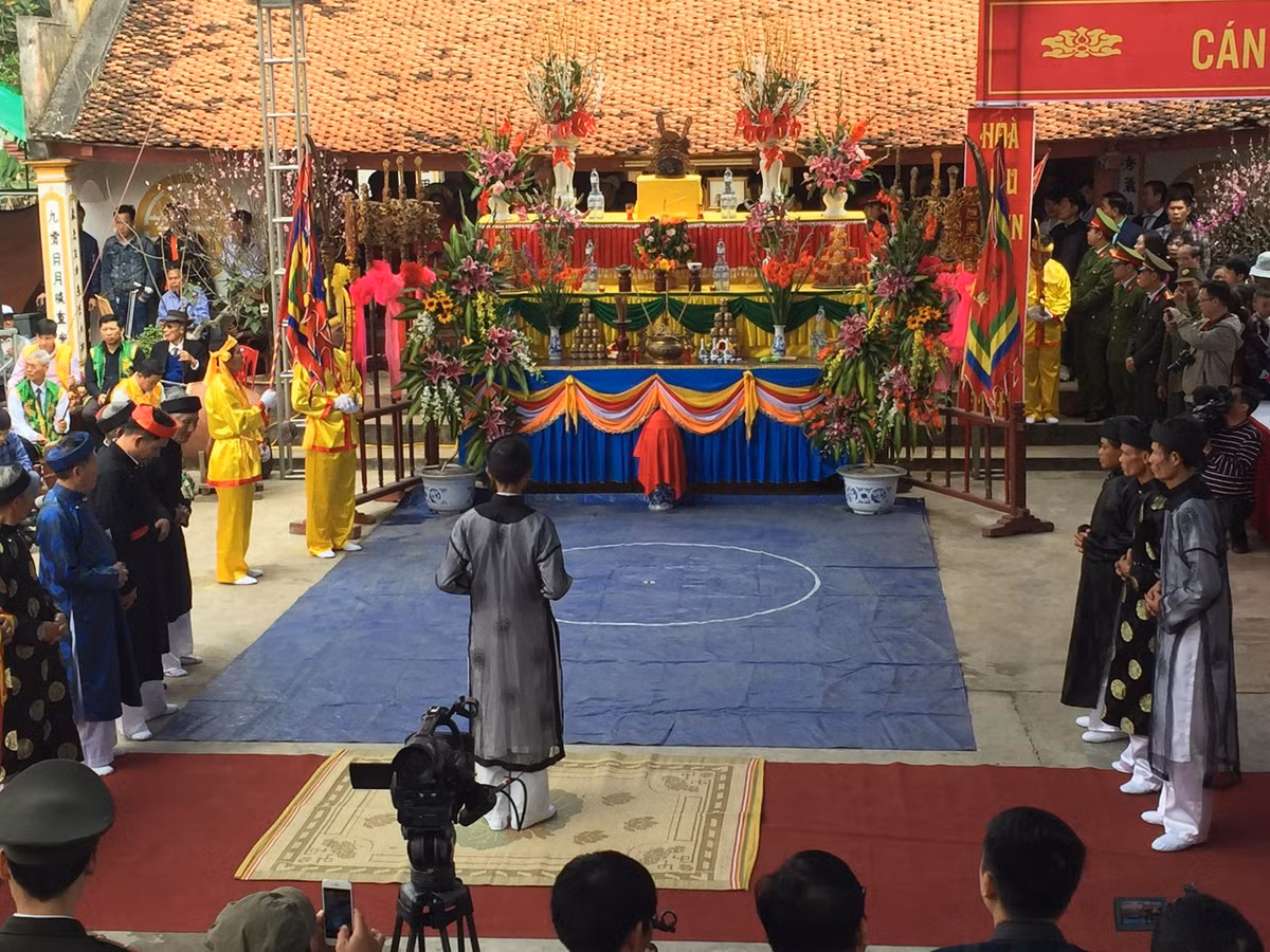 Sáng nay (1/3), tại thôn Hòa Liễu (xã Thuận Thiên, huyện Kiến Thụy, Hải Phòng) đã khai hội Minh Thề - hội thề không tham nhũng. Năm nay, tiếp tục là ông Phạm Văn Cường, 40 tuổi, người dân sống tại thôn Hoà Liễu được chọn đọc lời tuyên thệ thề sống chí công vô tư.