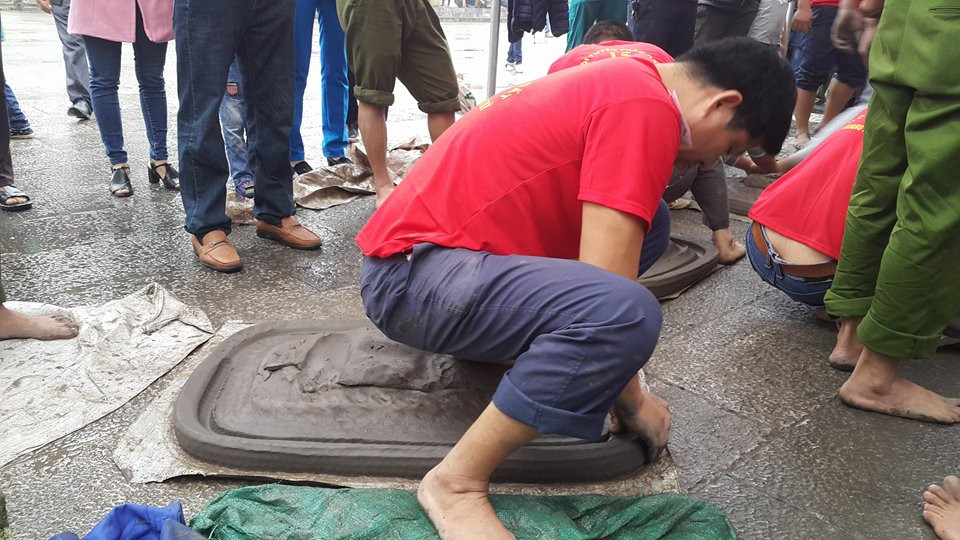 Ở phần mõm pháo, pháo thủ rạch một đường ngắt manh, nơi để manh pháo bung ra...