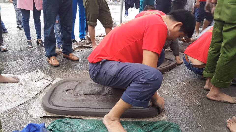 Ở phần mõm pháo, pháo thủ rạch một đường ngắt manh, nơi để manh pháo bung ra...