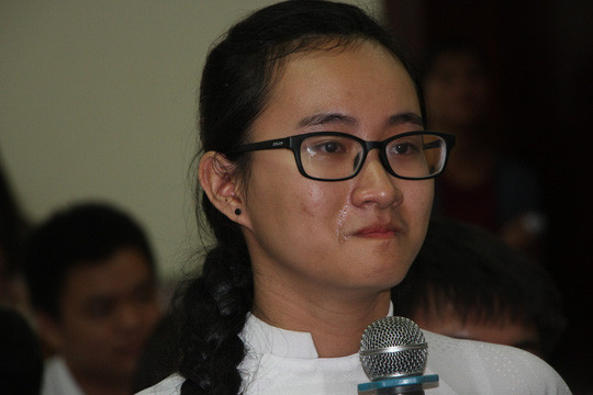 Học sinh bật khóc tố cô giáo im lặng khi giảng dạy suốt 4 tháng qua. Ảnh: Người lao động.