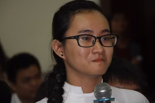 Học sinh bật khóc tố cô giáo im lặng khi giảng dạy suốt 4 tháng qua. Ảnh: Người lao động.