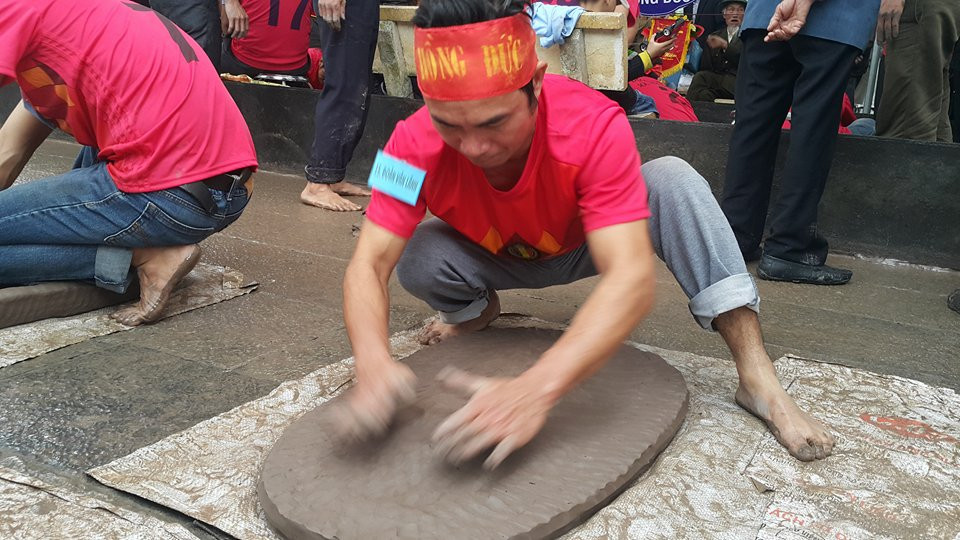 Công đoạn để tạo quả pháo đất cũng rất công phu. Chọn đất làm pháo rất công phu, phải là đất triều củ, không lẫn tạp chất. Sau khi lấy về phải dùng liềm để thái, sau đó nhào nện kỹ. Từ khối đất khoảng 70kg người chơi pháo phải nhào lặn đât rồi vỗ thành khuôn quả pháo.