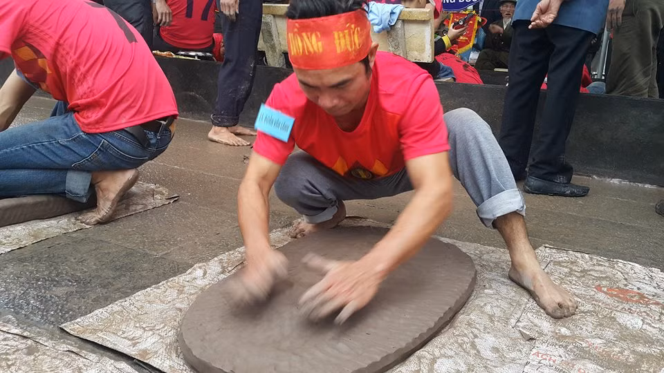 Công đoạn để tạo quả pháo đất cũng rất công phu. Chọn đất làm pháo rất công phu, phải là đất triều củ, không lẫn tạp chất. Sau khi lấy về phải dùng liềm để thái, sau đó nhào nện kỹ. Từ khối đất khoảng 70kg người chơi pháo phải nhào lặn đât rồi vỗ thành khuôn quả pháo.