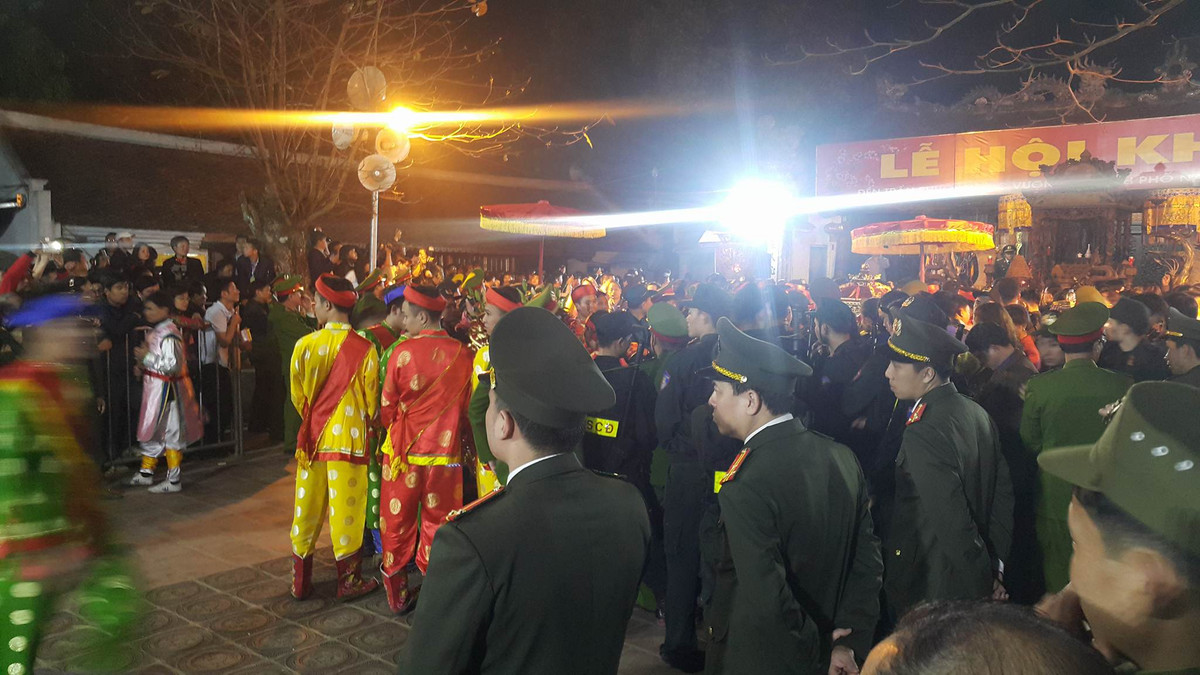 Rút kinh nghiệm mọi năm, năm nay công tác đảm bảo an ninh được tổ chức chặt chẽ hơn, Lực lượng công an bố trí thành hàng rào bên trong khu vực hành lễ.