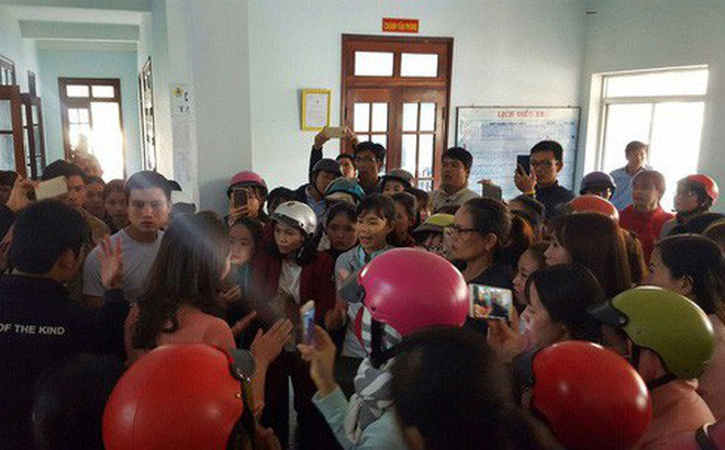 Giáo viên bị chấm dứt hợp đồng kéo lên UBND huyện phản đối. Ảnh: Cao Nguyên/Người lao động