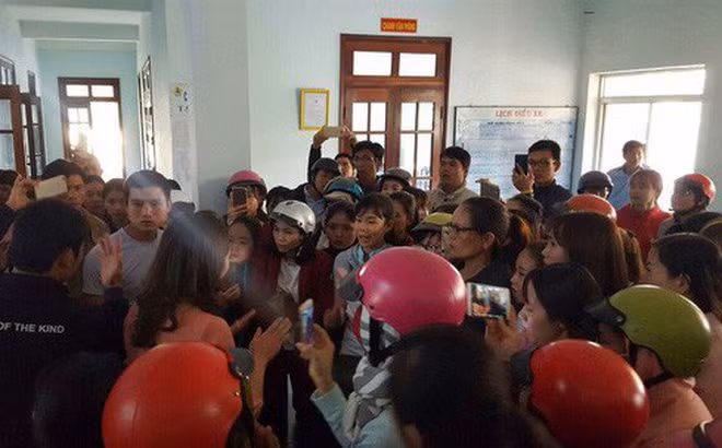Giáo viên bị chấm dứt hợp đồng kéo lên UBND huyện phản đối. Ảnh: Cao Nguyên/Người lao động
