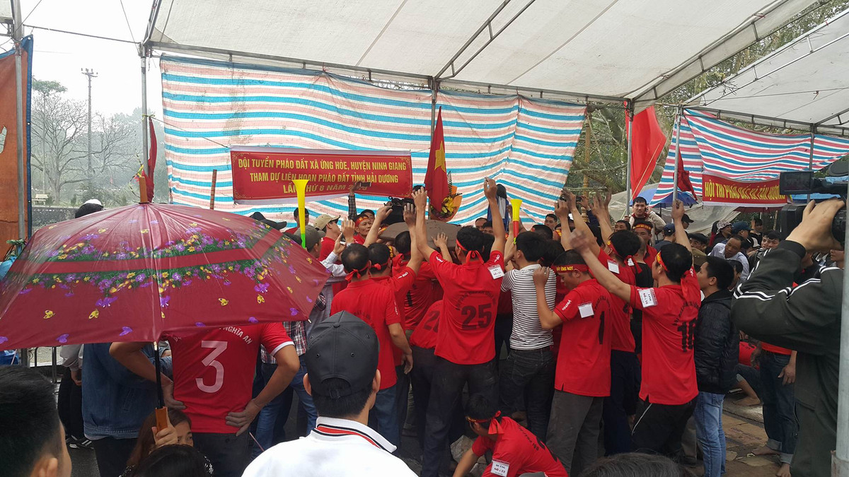 Khi một pháo thủ nâng pháo chuẩn bị reo, những người khác hò reo tạo không khí tưng bừng, náo nhiệt.