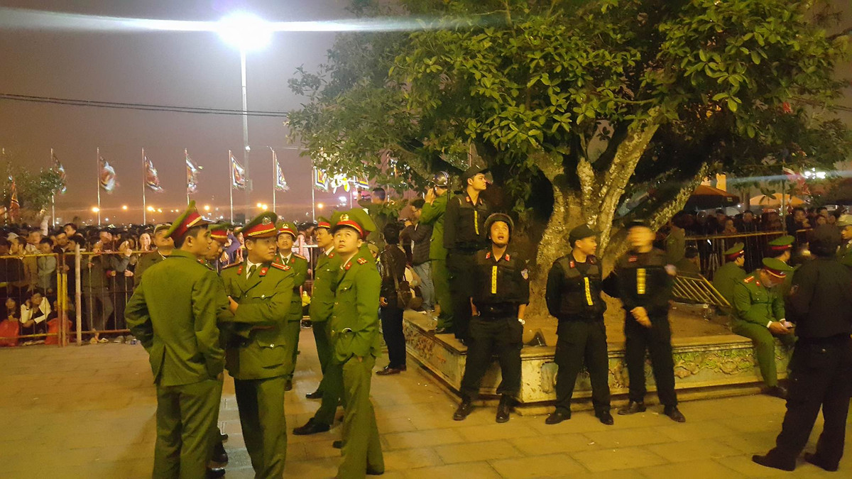 Bên ngoài lực lượng công an túc trực để giữ "biển người" đang chờ đợi.