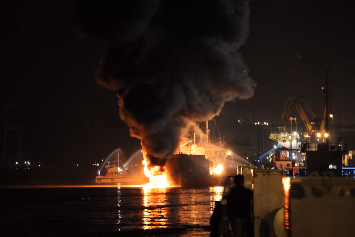 Tàu Hải Hà 18 chở đến 900 m3 xăng A92 bị cháy khi đang xuất hàng.